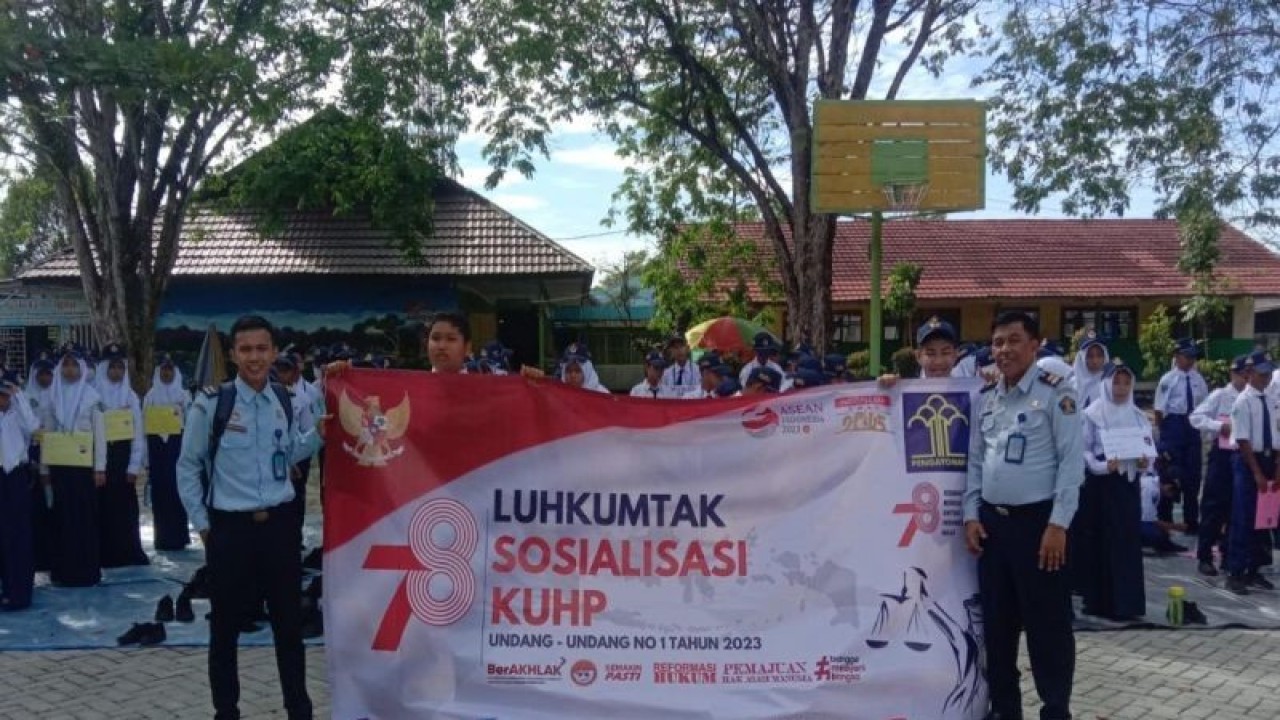 Para penyuluh hukum Kemenkumham Kalsel saat penyuluhan hukum ke sekolah di Banjarmasin. (ANTARA/Firman)