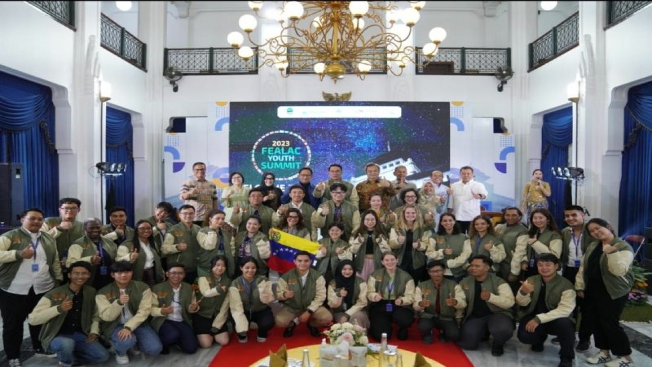 Para peserta FEALAC Youth Summit 2023 berfoto bersama di Bandung, Jawa Barat, Minggu (9/7/2023). (ANTARA/HO-Kemlu RI)