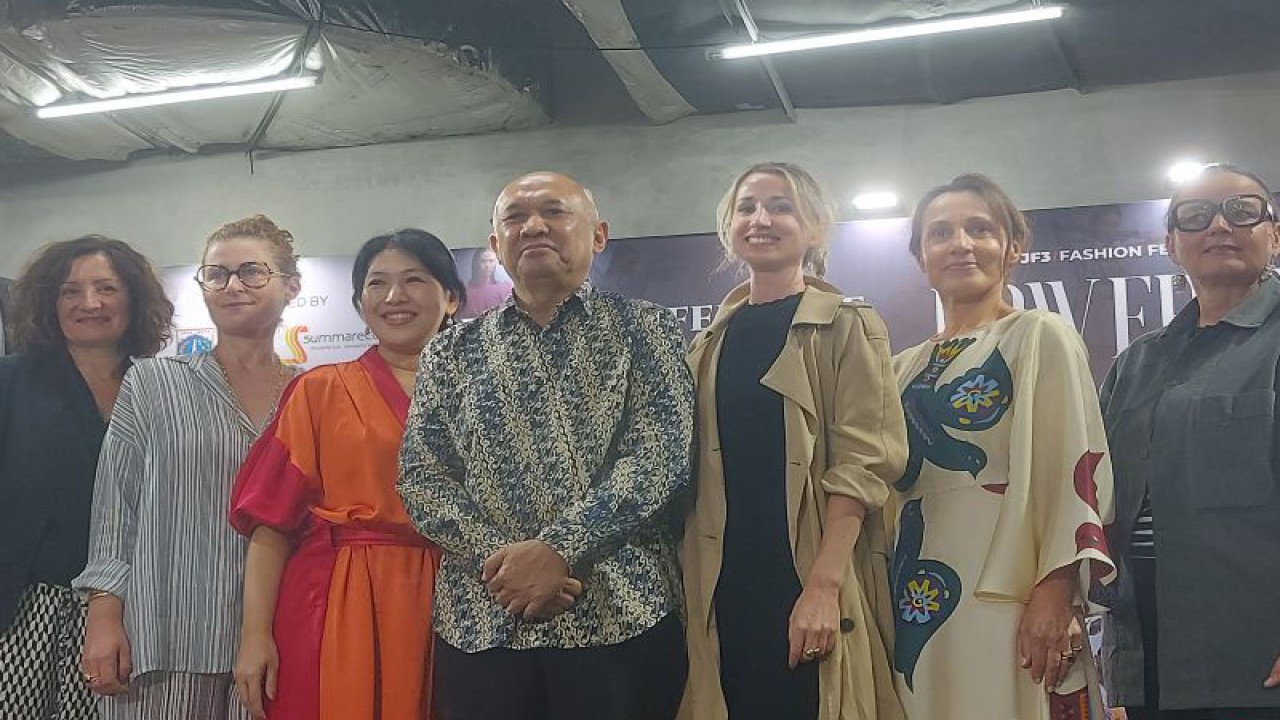 Menteri Koperasi dan Usaha Kecil Menengah Teten Masduki (tengah) bersama Atase Kebudayaan Prancis IFI Charlotte Esnou (ketiga kanan) dan sejumlah pelaku indutri fesyen asal Paris, Prancis saat konferensi pers Jakarta Fashion Food Festival (JF3) di Mal Kelapa Gading, Jakarta Utara, Senin (24/7/2023). ANTARA/Abdu Faisal