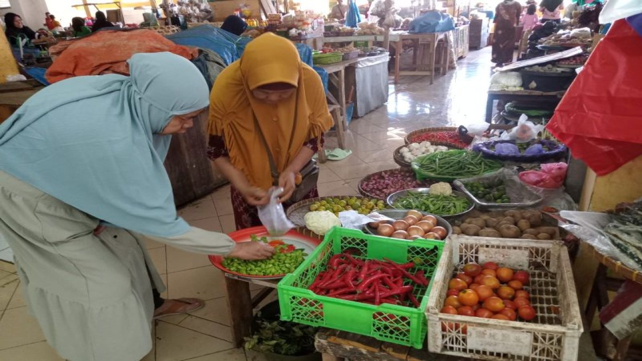Aktivitas pedagang dan pembeli di salah satu pasar tradisional di Kota Mataram, Provinsi Nusa Tenggara Barat. (ANTARA/Nirkomala)