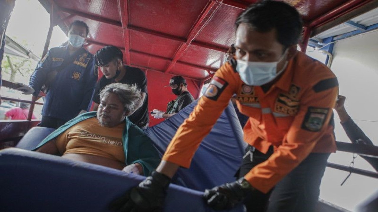 Dokumentasi. Penderita obesitas Cipto Raharjo (45) berada di dalam truk pemadam kebakaran di RSUD Kota Tangerang, Banten, Selasa (11/7/2023). . ANTARA FOTO/Fauzan/foc (ANTARA FOTO/FAUZAN)