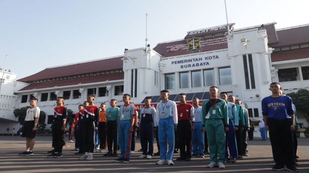 Sebanyak 100 calon anggota Pasukan Pengibar Bendera Pusaka (Paskibraka) menjalani pra pelatihan untuk persiapan upacara HUT ke-78 RI di halaman Balai Kota Surabaya, Jumat (21/7/2023). (ANTARA/HO-Diskominfo Surabaya)