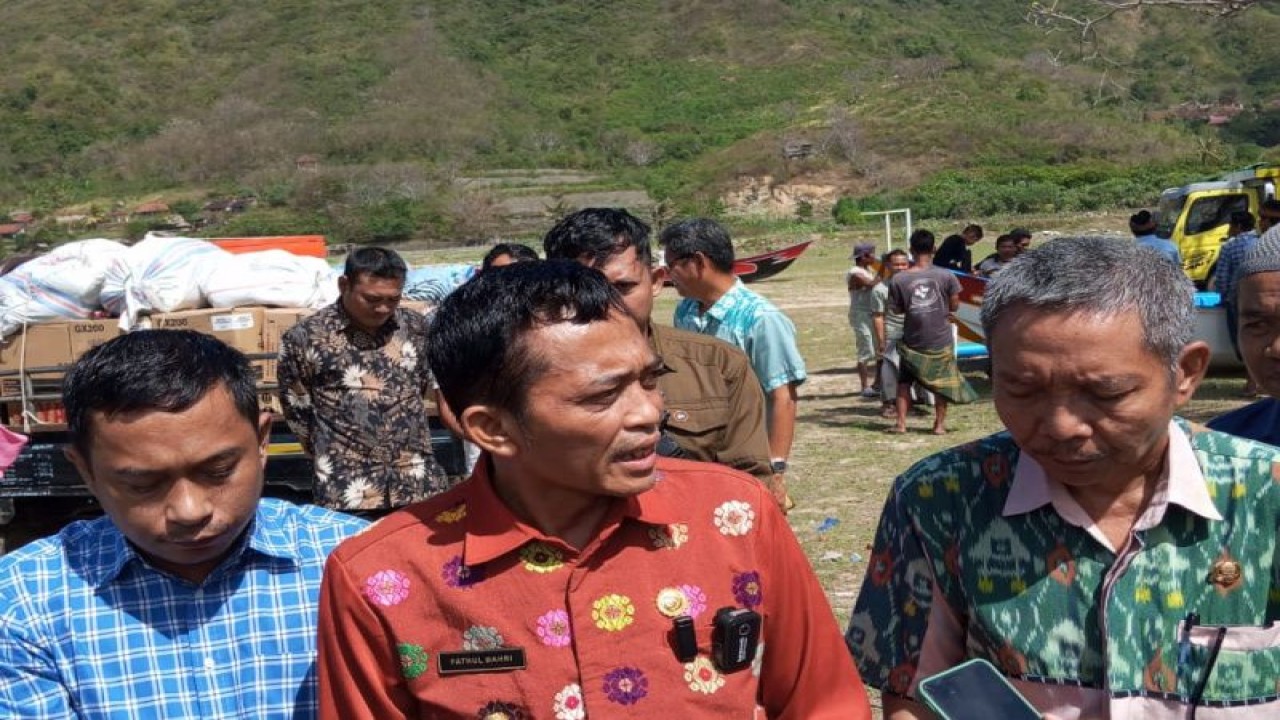 Bupati Lombok Tengah, Nusa Tenggara Barat Lalu Pathul Bahri usai menyerahkan bantuan kepada para nelayan di Kuta, Selasa (11/7/2023) (ANTARA/Akhyar)