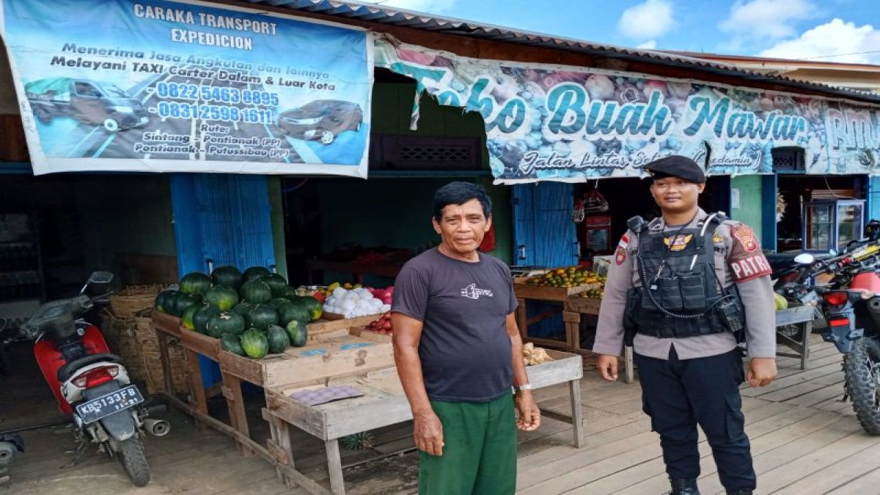 Personil Samapta Polres Kapuas Hulu saat melaksanakan patroli dan berdialog dengan masyarakat di Kota Putussibau, Kabupaten Kapuas Hulu, Kalimantan Barat. ANTARA/HO-Humas Polres Kapuas Hulu. (Teofilusianto Timotius)