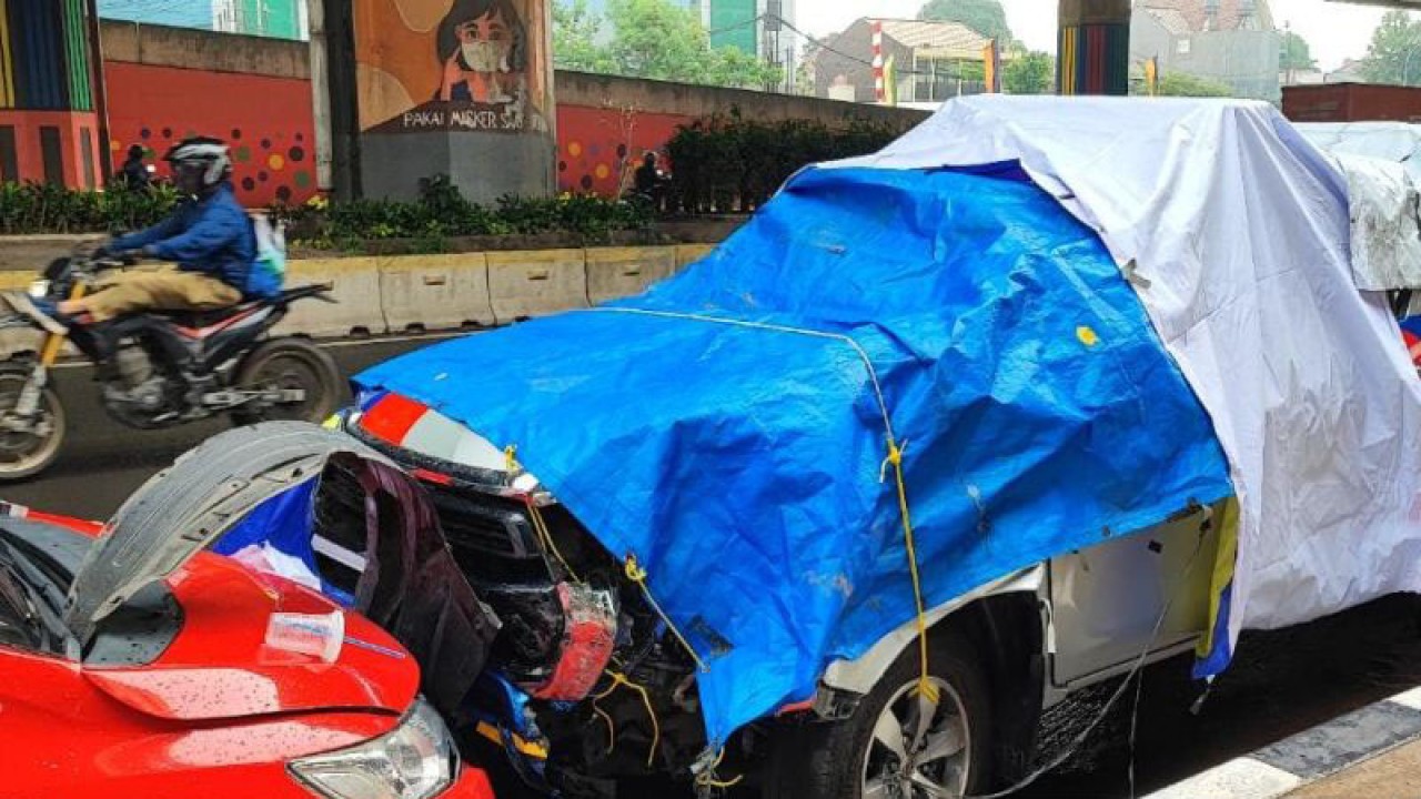 Kondisi mobil patroli layanan jalan tol yang dirampas oleh pelaku berinisial JK (33) di Satwil Jakarta Timur, Senin (24/7/2023). ANTARA/Syaiful Hakim