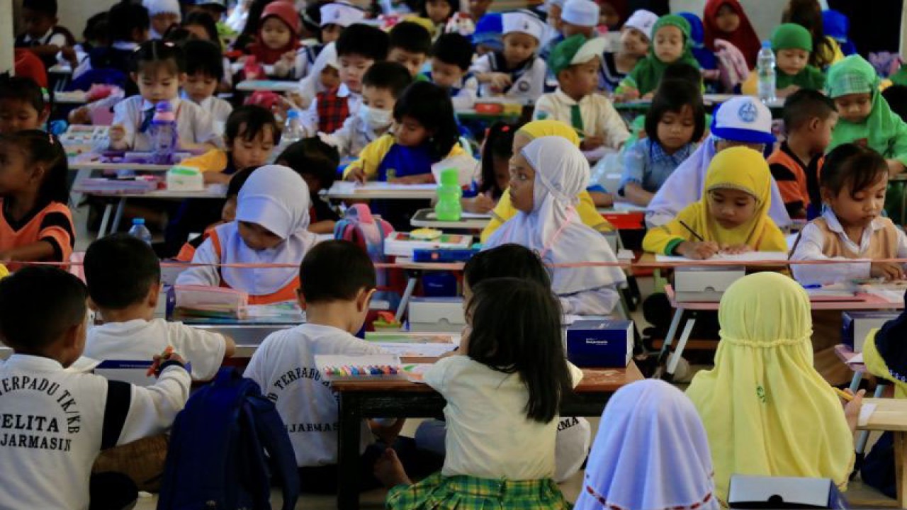 Para peserta lomba tingkat PAUD dan TK sedang antusias menggambar dan mewarnai pada peringatan Hari Anak Nasional 2023, di Kota Banjarmasin, Kalimantan Selatan, Senin (24/7/2023). (ANTARA/Tumpal Andani Aritonang)