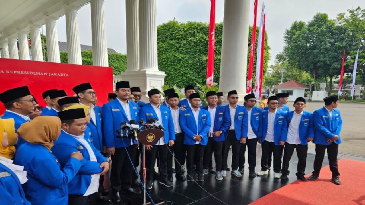 Ketua Umum PB PMII Abdullah Syukri dan jajaran PB PMII memberikan keterangan pers setelah diterima Presiden Joko Widodo (Jokowi) di Kompleks Istana Kepresidenan, Jakarta, Selasa (25/7/2023). ANTARA/Indra Arief Pribadi