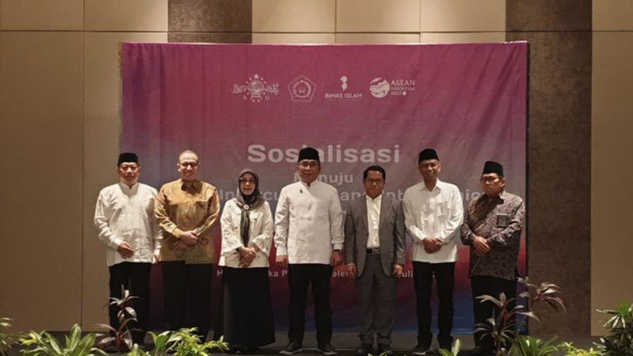 Ketua Umum Pengurus Besar Nahdlatul Ulama (PBNU) Yahya Cholil Staquf (tengah) dalam forum sosialisasi ASEAN Intercultural and Interreligious Dialogue Conference (IIDC) di Palembang, Sumatera Selatan, Senin (10/7/2023). ANTARA/HO-Edi LTN PBNU