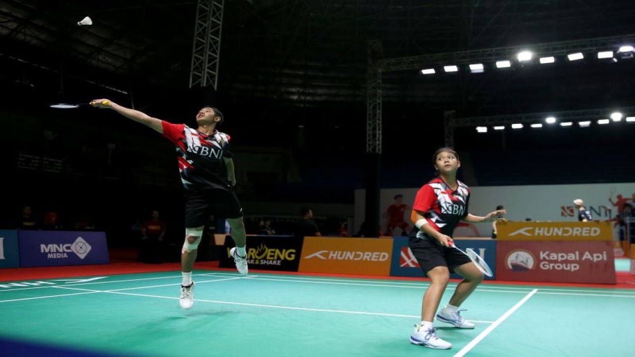 Aksi ganda campuran Adrian Pratama/Felisha Alberta Nathaniel Pasaribu pada laga Kejuaraan Badminton Junior Asia (BAJC) 2023, di GOR Among Rogo, Yogyakarta, Sabtu. (ANTARA/HO-PP PBSI)