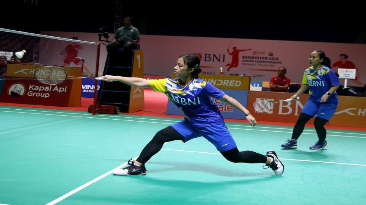 Ganda putri Anisanaya Kamila/Az Zahra Ditya Ramadhani pada laga final BNI Badminton Asia Junior Championships 2023, Di GOR Amongraga, Yogyakarta, Selasa (11/7/2023). (ANTARA/HO/PBSI)