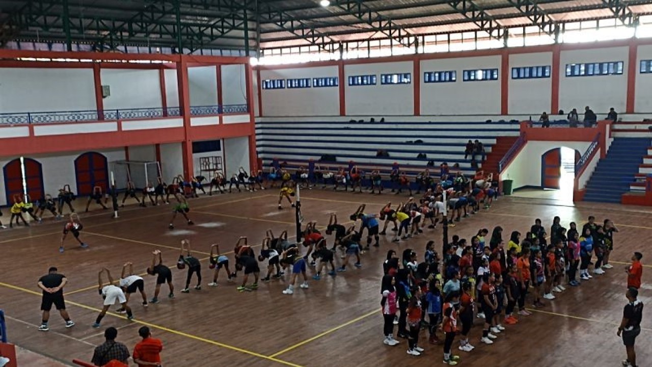 Pembukaan seleksi atlet voli junior Kapuas Hulu, yang dilaksanakan di Gedung Voli Putussibau, untuk persiapan mengikuti Kejuaraan Daerah Kalimantan Barat di Pontianak, Selasa (4/7/2023). (ANTARA/Teofilusianto Timotius)