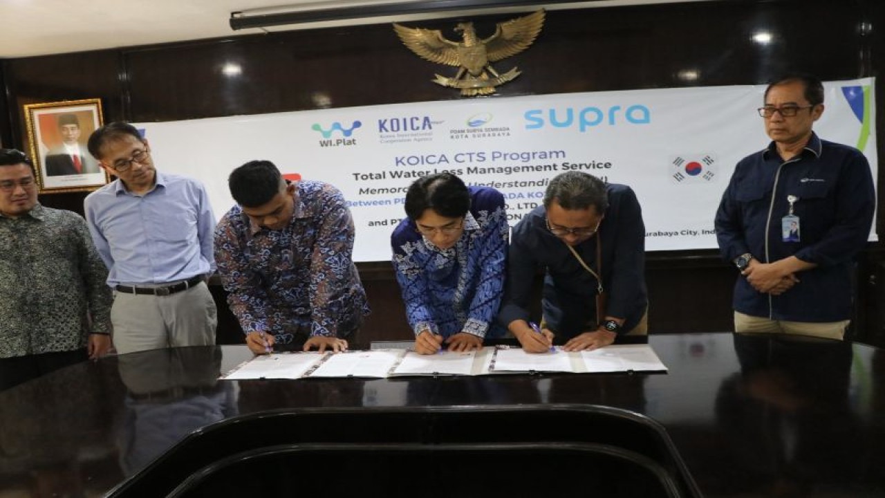 Direktur Utama PDAM Surya Sembada Arief Wisnu Cahyono bersama Chief Executive Officer WI Plat Co Ltd Sang Hoon Cha, dan Adhi Pramudito selaku Direktur Utama PT Supra Internasional Indonesia menandatangani kerja sama melalui penandatanganan Nota Kesepahaman/Memory of Understanding (MoU), di Kantor Pusat PDAM Surya Sembada Jalan Prof Dr Moestopo No. 2 Surabaya pada Senin, 10 Juli 2023. ANTARA/HO-PDAM Surabaya