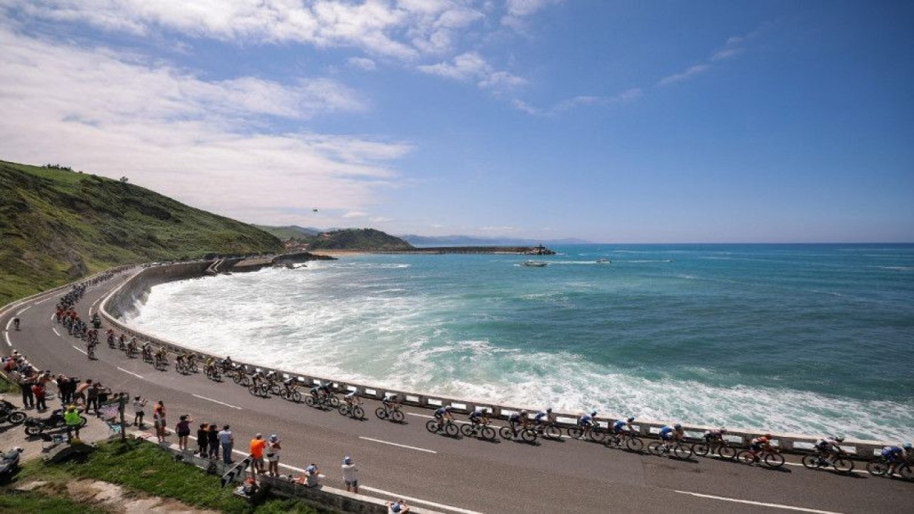 Para pebalap sepeda melintasi pesisir Bay of Biscay dekat Getaria, Spanyol saat menjalani etape 3 Tour de France dengan rute sejauh 193,5km dari Amorebieta-Etxano di Spanyol utara ke Bayonne di barat daya Prancis. (3/7/2023) (AFP/THOMAS SAMSON)