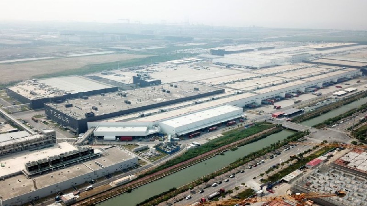 Foto udara yang diambil pada 20 Agustus 2022 menunjukkan Tesla Gigafactory di Lingang, area baru Zona Perdagangan Bebas Percontohan China (Shanghai) di Shanghai, China timur. ANTARA/Xinhua/Jin Liwang