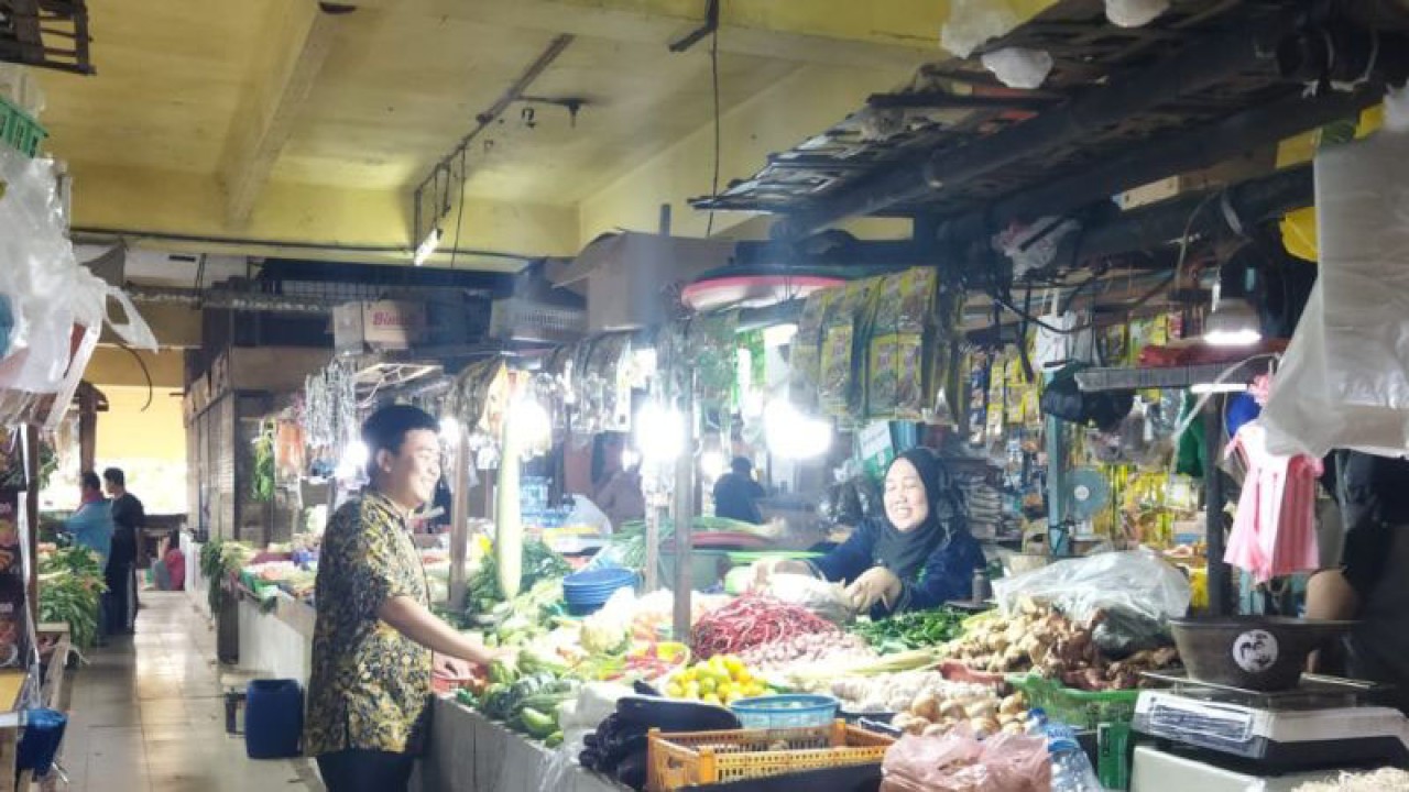 Pedagang sayur di lantai 2 Pasar Jaya Tomang Barat, Tanjung Duren, Jakarta Barat pada Kamis (11/5/2023). ANTARA/Risky Syukur