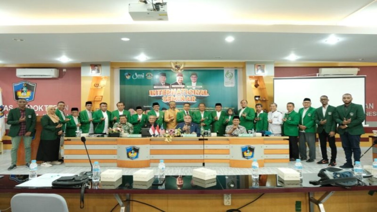Pejabat UMI dan rombongan UM Malaysia foto bersama pada kunjungannya di Makassar.ANTARA/HO-UMI