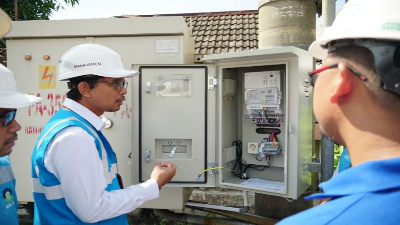 Pekerja PLN menjelaskan tentang Smart Meter Advanced Metering Infrastructure (AMI). ANTARA/HO-PLN UID Jatim