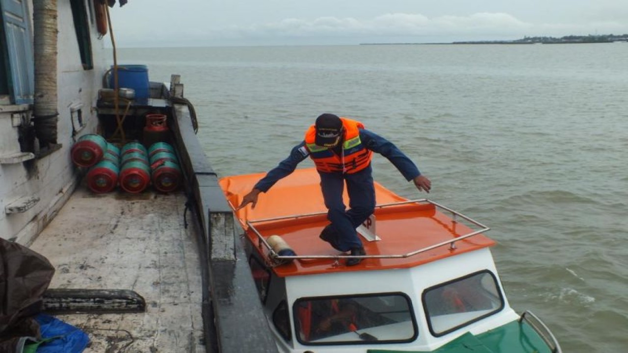Personel Unit Penyelenggara Pelabuhan Kelas III Sungai Nyamuk, Kabupaten Nunukan, Kalimantan Utara melakukan pengawasan dan patroli di wilayah perairan pelabuhan yang berbatasan dengan Malaysia. ANTARA/HO-Kantor UPP Kelas III Sungai Nyamuk, Kabupaten Nunukan.