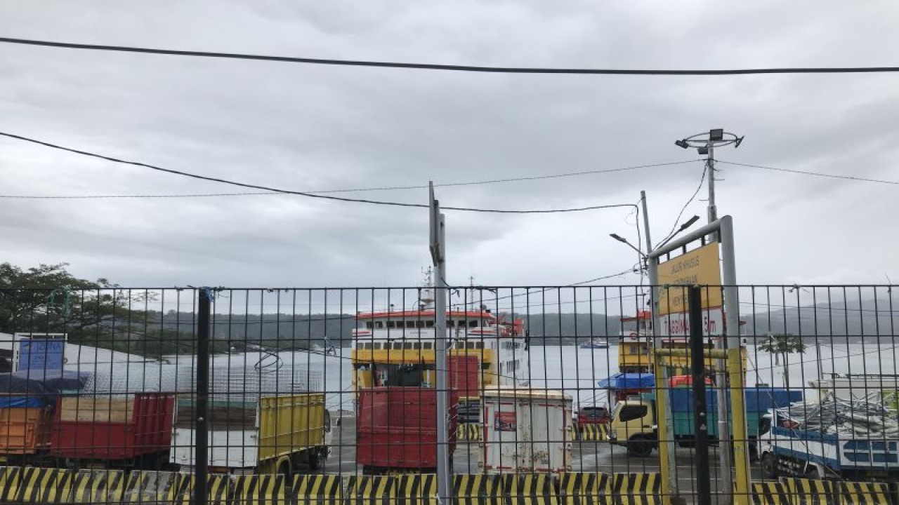 Pelabuhan Galala Ambon tidak beroperasi karena cuaca ekstrem, Ambon, Senin. (ANTARA/Winda Herman)