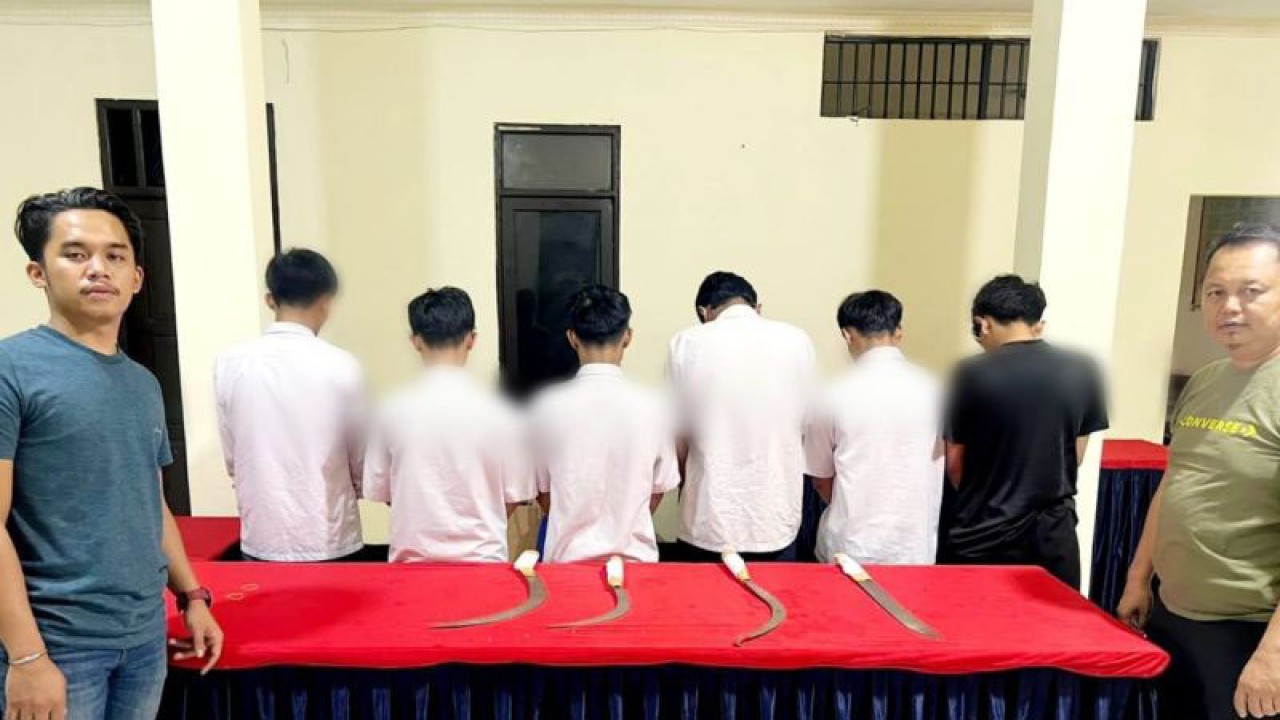 Enam orang oknum pelajar dari salah satu SMK di Sukabumi ditangkap personel Polsek Baros saat nongkrong di Jalur Lingkar Selatan Sukabumi, Kelurahan Jayaraksa, Kecamatan Baros, Kota Sukabumi, Jabar karena kedapatan membawa senjata tajam. (ANTARA/Aditya Rohman)