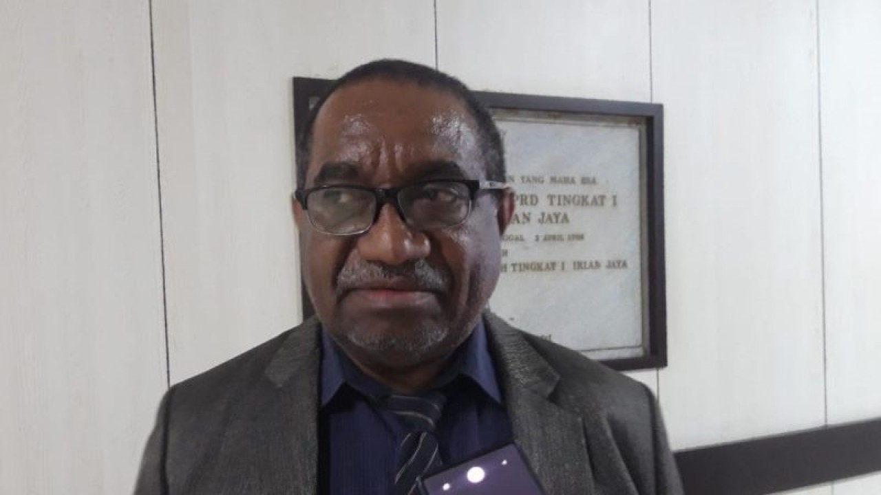 Pelaksana Harian Sekretaris Daerah Provinsi Papua Derek Hegemur. (ANTARA/Qadri Pratiwi)