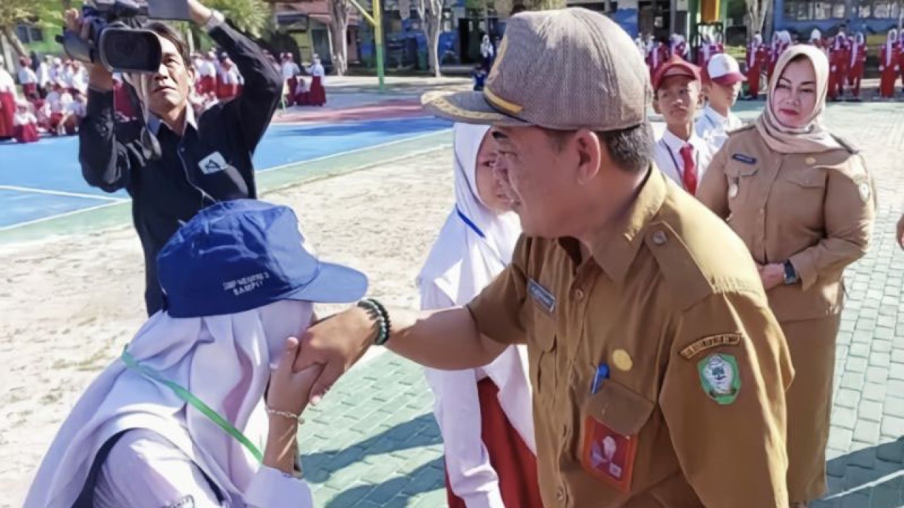 Pelaksana Tugas Kepala Dinas Pendidikan Kabupaten Kotawaringin Timur, Muhammad Irfansyah saat pembukaan MPLS serentak yang dipusatkan di SMPN 3 Sampit, (10/7/2023).  (ANTARA/Norjani)