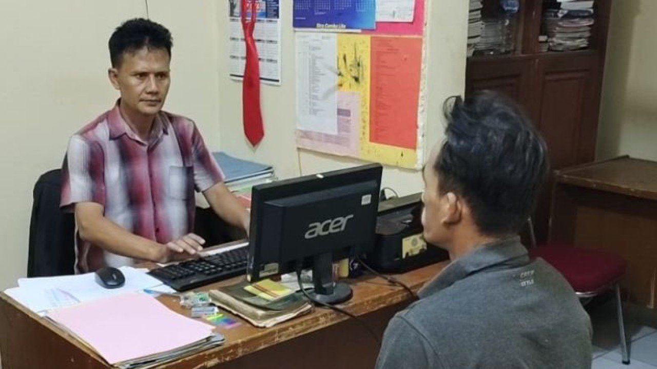 Pelaku pelecehan terhadap anak tiri dan anak kandungnya warga Kecamatan Bojongpicung, Cianjur, IR sedang menjalani pemeriksaan di Mapolsek Bojongpicung, Senin (3/7/2023).(ANTARA/Ahmad Fikri). (Ahmad Fikri)