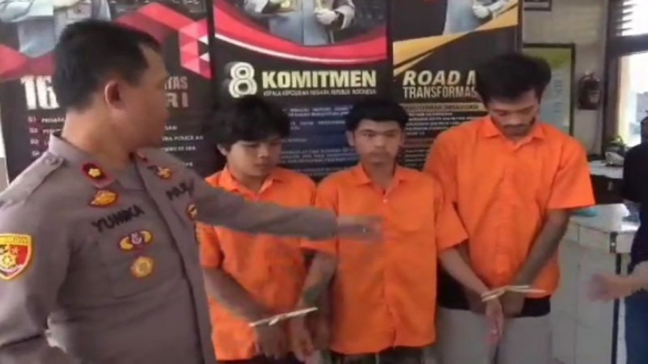 Polisi menunjukkan tiga pelaku pungli sopir angkutan batu bara di Jambi, Jumat (7/7/2023). (ANTARA/HO)