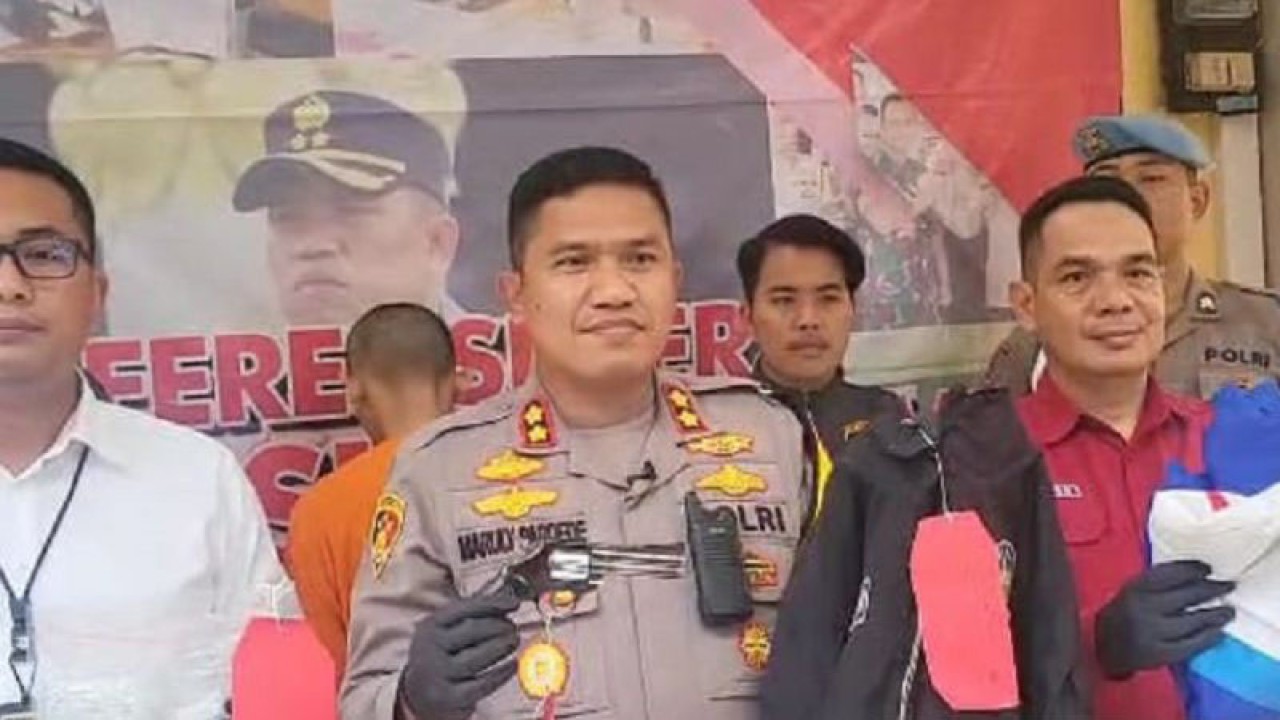 Kapolres Sukabumi AKBP Maruli Pardede bersama jajaran menunjukan barang bukti yang disita dari dua anggota geng motor XTC yang melakukan pengancaman terhadap warga di Kampung Al-Furqon, Desa/Kecamatan Cisolok, Kabupaten Sukabumi, Jabar. Antara/Aditya Rohman