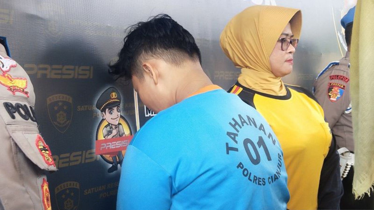 Pelaku pembegalan NA (18), warga Kecamatan Cianjur, Jawa Barat, mengaku terpaksa melakukan pembegalan karena butuh uang cepat diringkus polisi.(ANTARA/Ahmad Fikri)