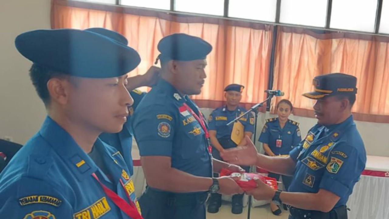 Personel pemadam kebakaran melaksanakan pelatihan terkait pertolongan pertama pada kecelakaan (P3K) atau First Aid Advance (FFA), Jakarta, Selasa (11/7/2023). ANTARA/Luthfia Miranda Putri