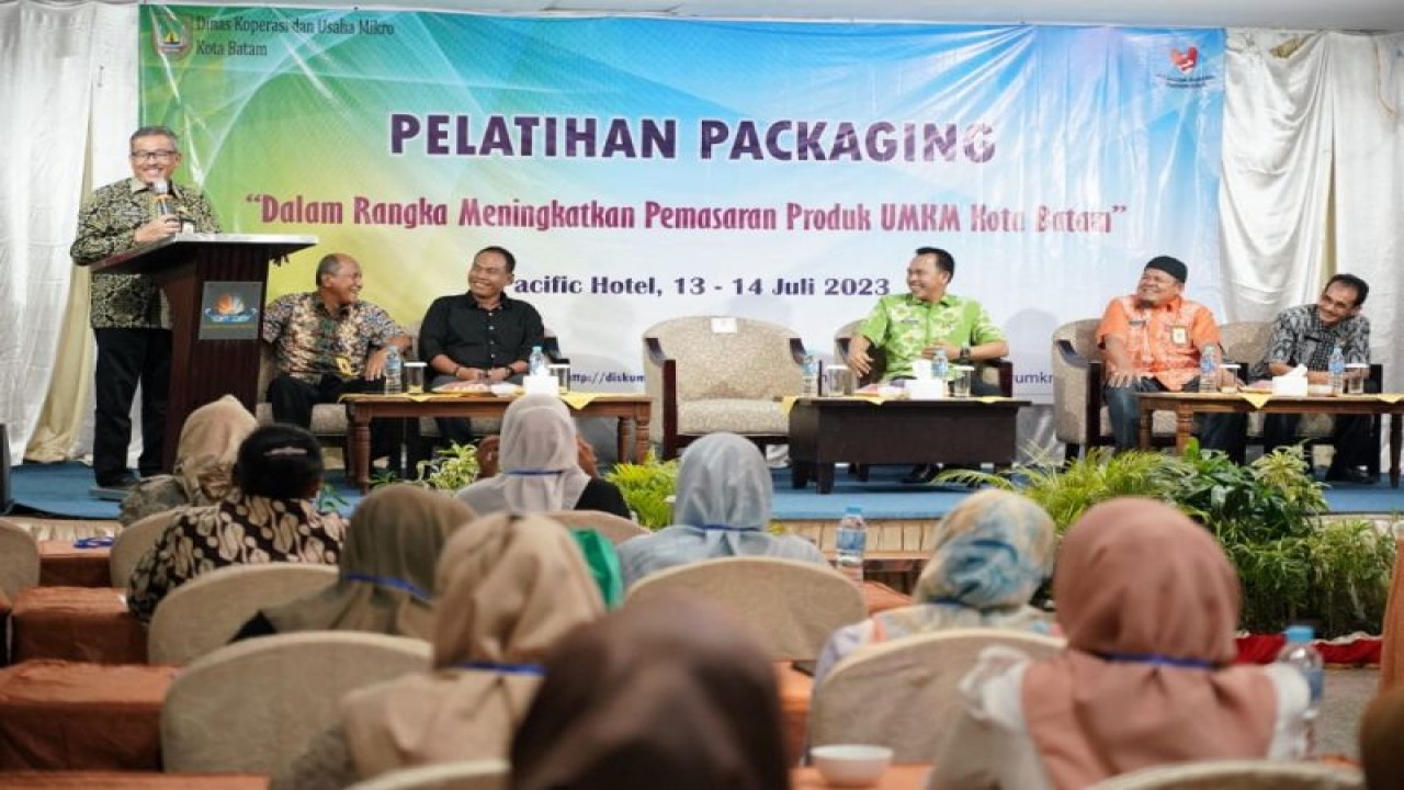 Dinas Koperasi dan Usaha Mikro Kota Batam menggelar pelatihan kemasan dalam rangka meningkatkan pemasaran produk UMKM Kota Batam. (ANTARA/HO-Pemkot Batam)