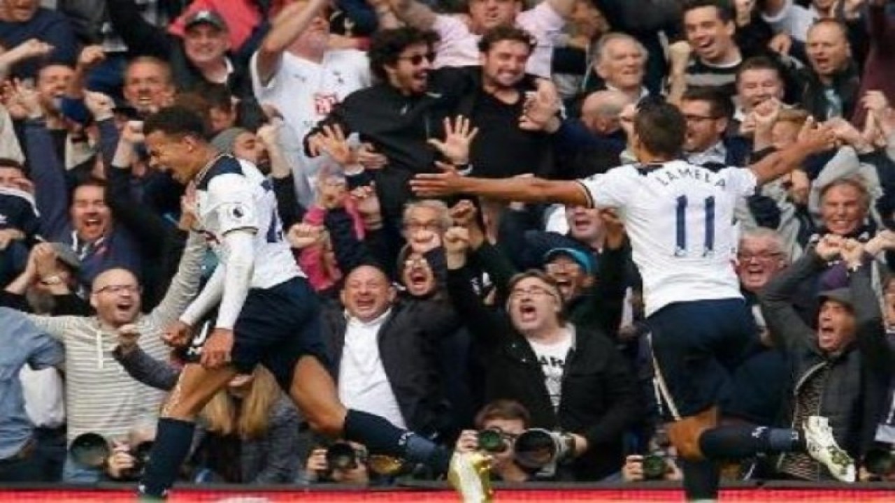 Pemain Tottenham Delle Alli meluapkan kegembiraan usai mencetak gol. (http://www.premierleague.com/)