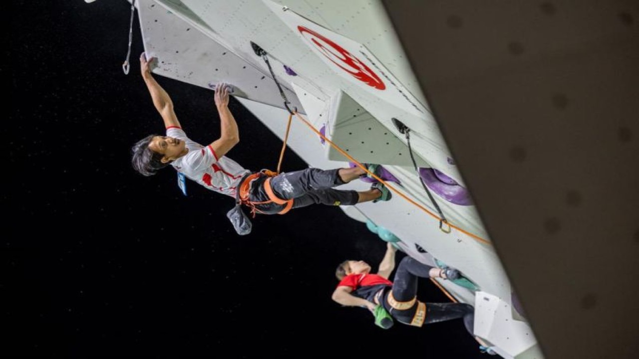 Pemanjat lead Ravianto Ramadhan di babak Semifinal World Cup Briançon, Prancis. (ANTARA/HO/IFSC)
