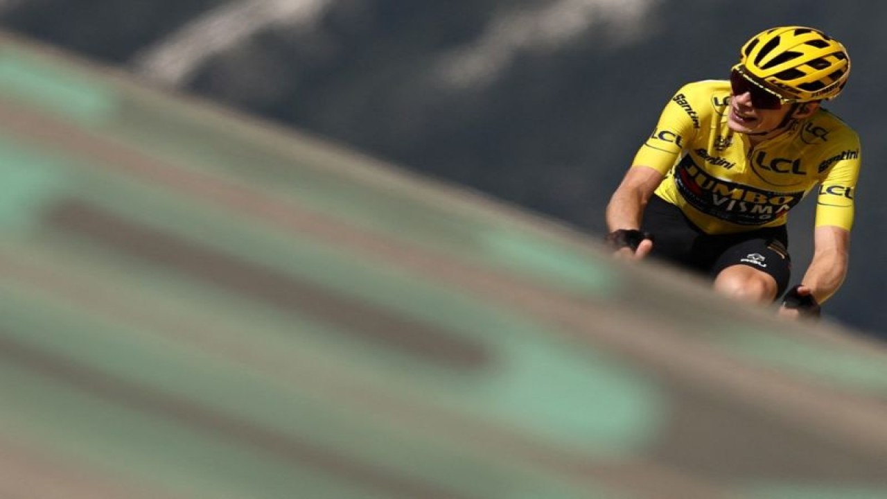 Pebalap tim Jumbo Visma Jonas Vingegaard asal Denmark menjalani etape 17 Tour de France, menempuh 166km dari Saint-Gervais Mont-Blanc ke Courchevel, Prancis. (19/7/2023) (AFP/ANNE-CHRISTINE POUJOULAT)