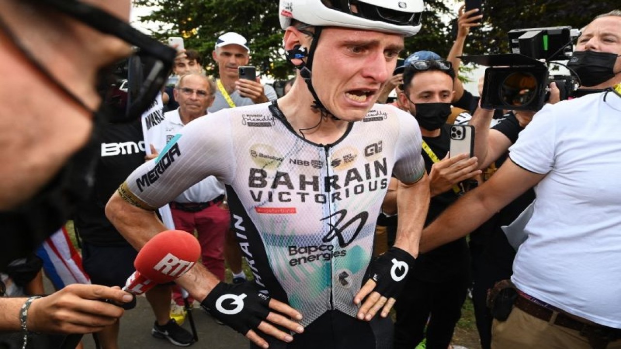 Pebalap tim Bahrain Victorious Matej Mohoric asal Slovenia melakukan selebrasi setelah memenangi etape 19 Tour de France, 173km dari Moirans-en-Montagne ke Poligny, Prancis. (21/7/2023) (AFP/TIM DE WAELE)