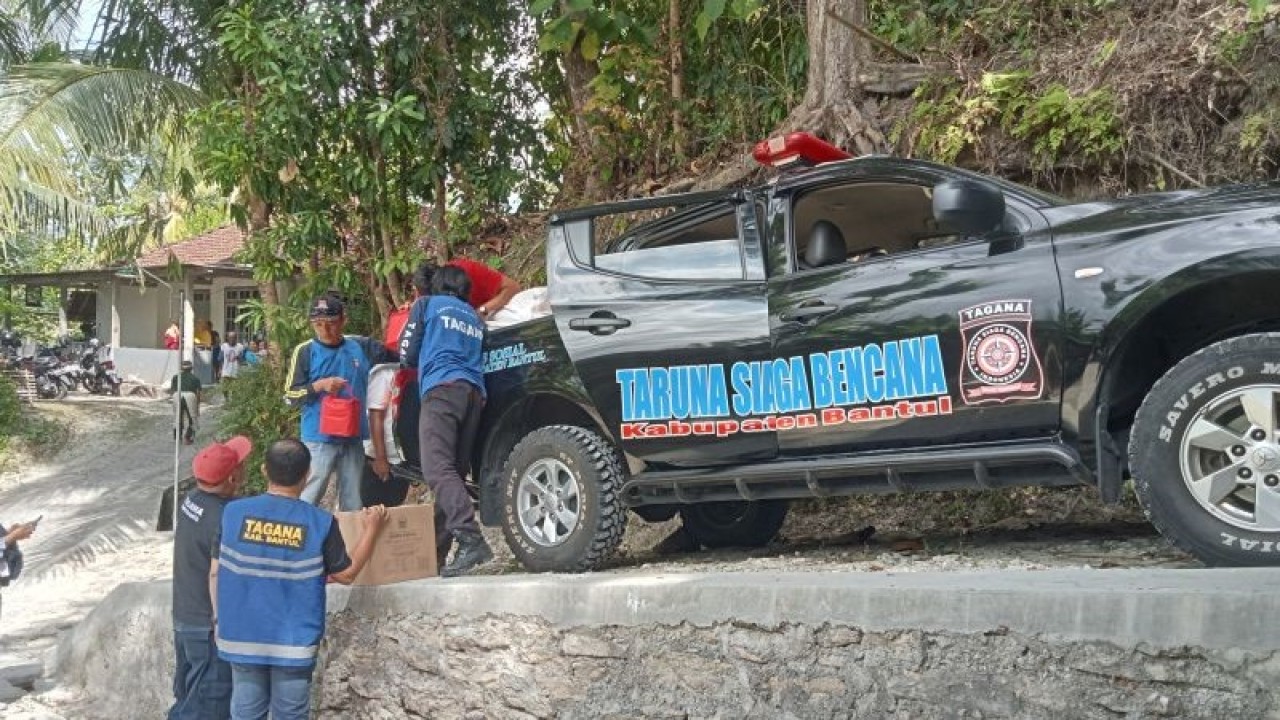 Pemberian bantuan bagi korban terdampak gempa di Kabupaten Bantul, Daerah Istimewa Yogyakarta. (ANTARA/Hery Sidik)