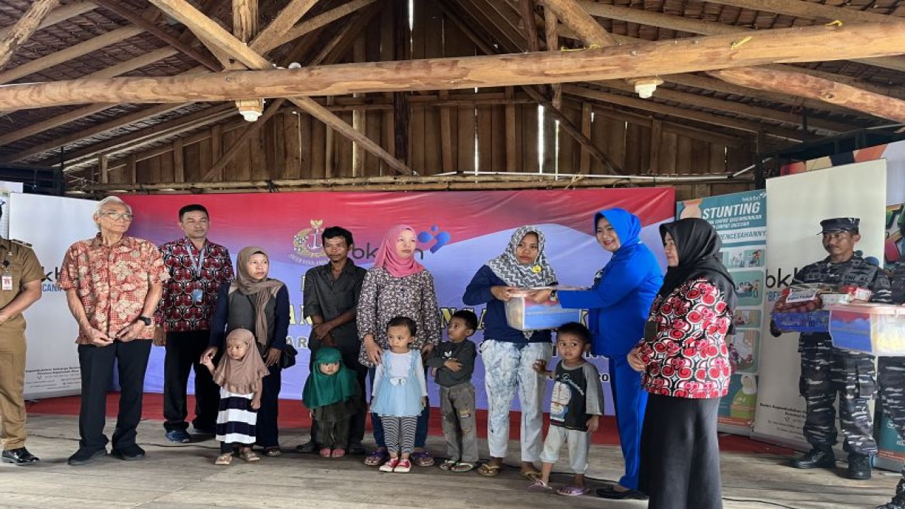 Pemberian bantuan makanan bergizi pada anak stunting di Kota Batam, Kepri (ANTARA/Jessica)