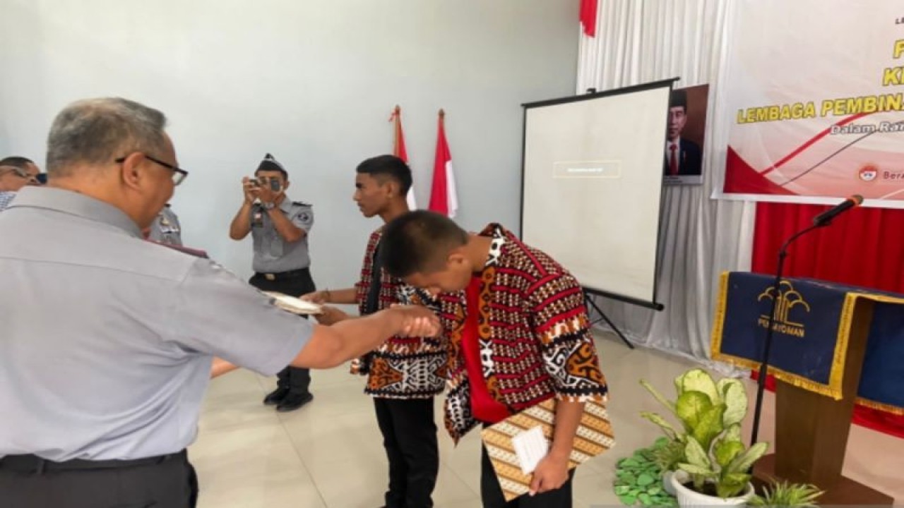 Pemberian remisi kepada Anak didik pemasyarakatan (Andikpas) LPKA Ambon 2023 (ANTARA/HO-Kemenkumham Kanwil Maluku)