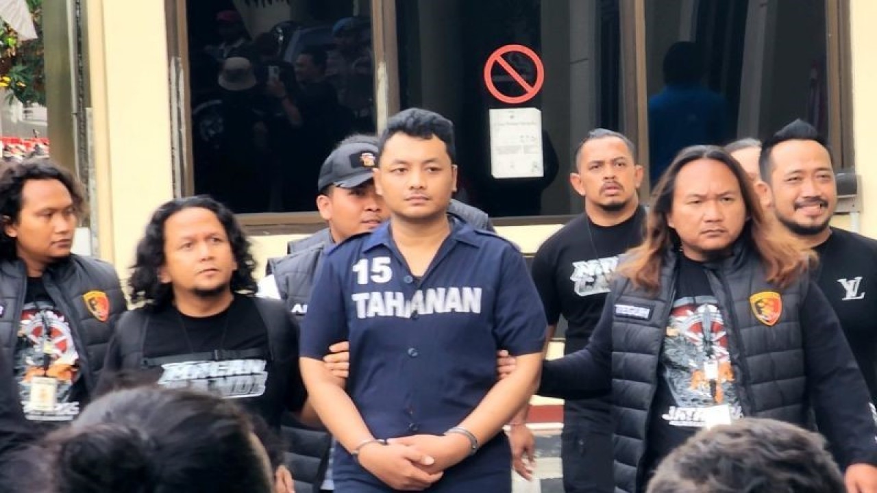 Tersangka perampokan sopir taksi daring yang menerwaskan korbannya di Semarang. BWK (28), digelandang saat pers rilis di Mapolrestabes Semarang, Selasa (25/7/2023). ANTARA/ I.C.Senjaya