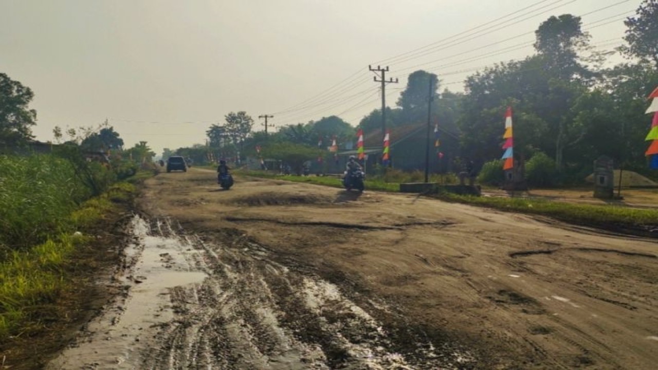 Jalan Simpang Randu Kabupaten Lampung Tengah yang mengalami kerusakan sebelum Presiden Jokowi melakukan peninjauan pada Mei 2023 lalu. ANTARA/Ruth Intan Sozometa Kanafi.