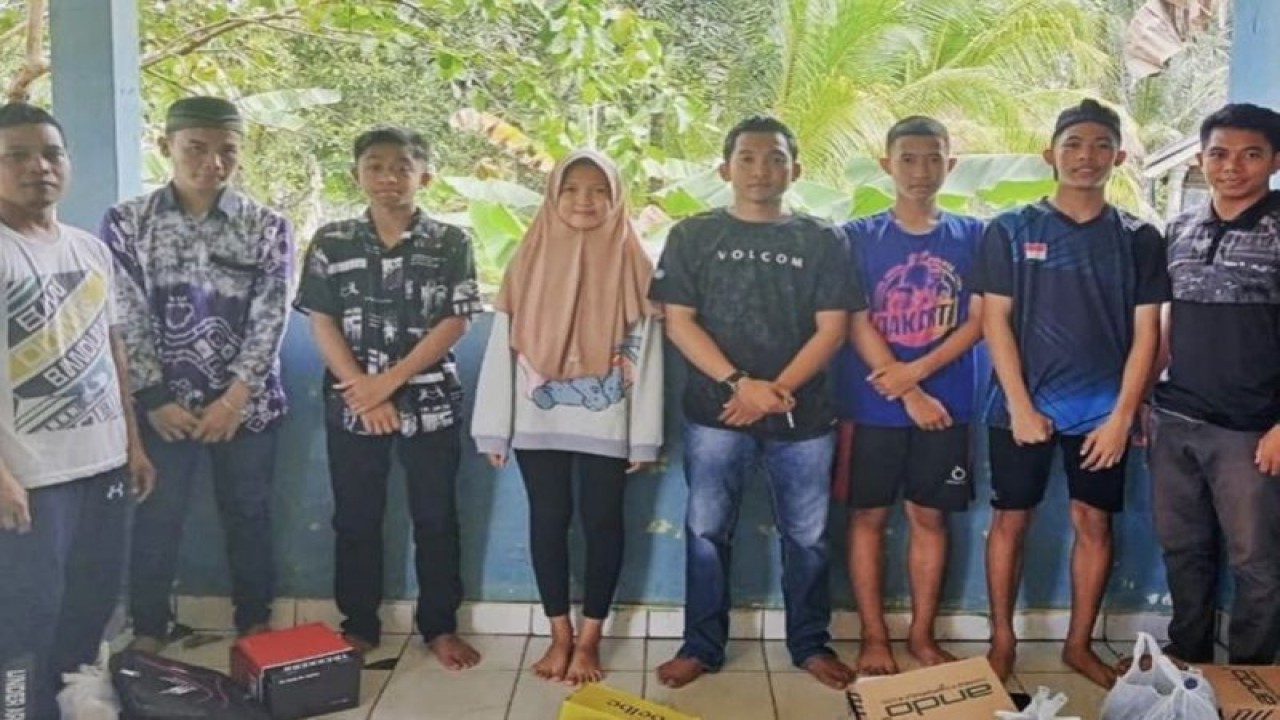 Pemdes Baramban, Kecamatan Awayan, Kabupaten Balangan, Kalimantan Selatan saat memberikan bantuan perlengkapan sekolah kepada anak kurang mampu, Senin (17/7/2023). ANTARA/ragil darmawan