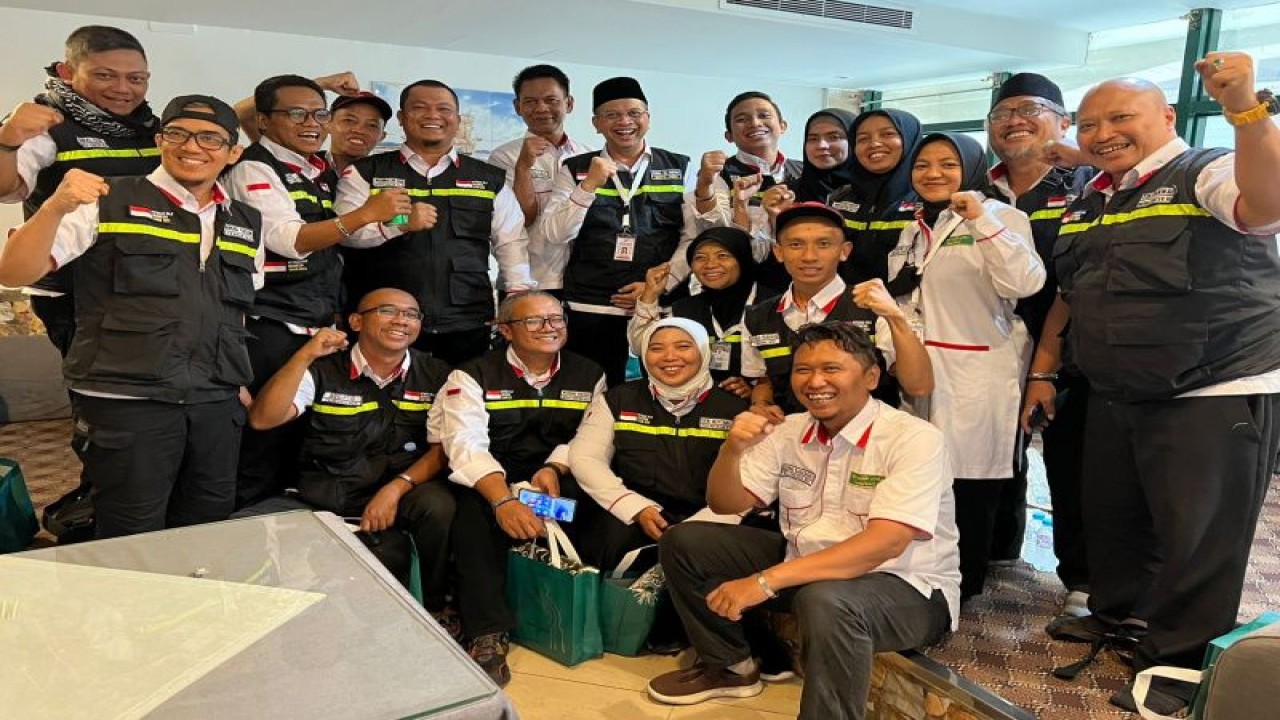Inspektur Jenderal Kementerian Agama Faisal Ali foto bersama sebagian tim Media Center Haji Daerah Kerja Madinah di Mekkah, Selasa (4/7/2023). ANTARA/HO-MCH 2023