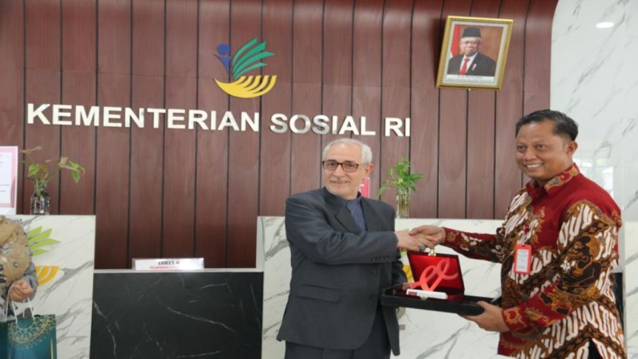 Kunjungan Deputy Director General on Human Right and Women Affairs, Pemerintah Republik Islam Iran, Seyed Mohsen Emadi, saat berkunjung di Sentra Terpadu Pangudi Luhur, Bekasi, Jawa Barat, Rabu (19/7/2023). (FOTO ANTARA/HO-Kemensos)