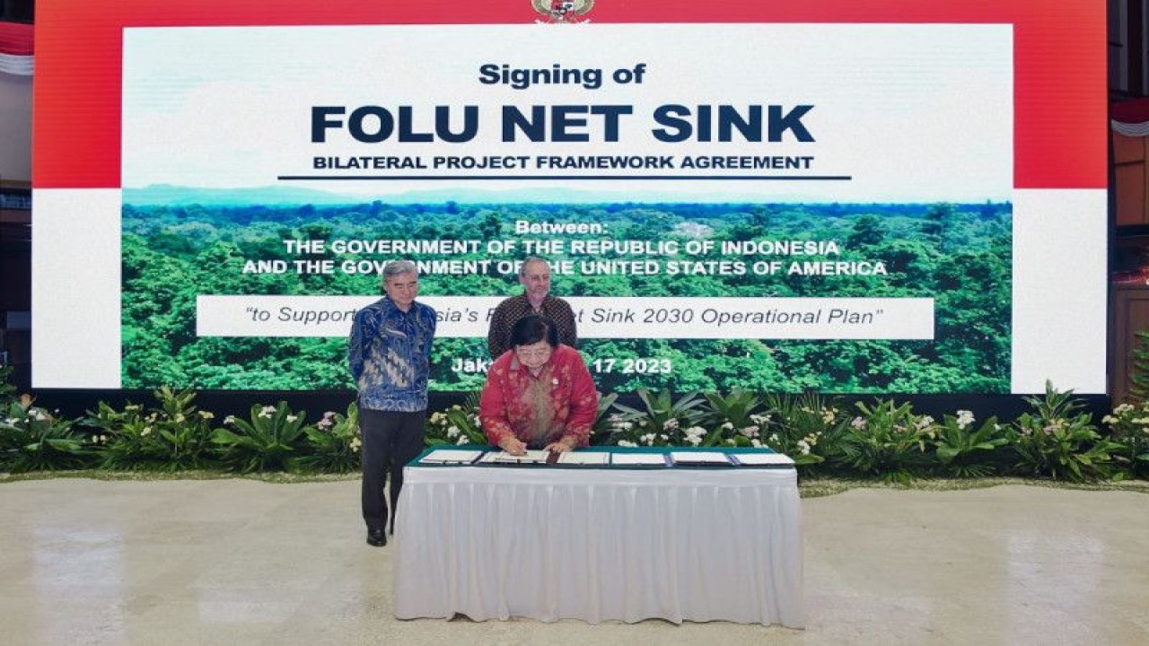 Menteri Lingkungan Hidup dan Kehutanan Siti Nurbaya Bakar menandatangani perjanjian kerja sama bilateral dengan Pemerintah Amerika Serikat mengenai upaya penurunan emisi gas rumah kaca dan konservasi hutan disaksikan oleh Duta Besar Amerika Serikat untuk Indonesia Sung Y. Kim (kiri) di Jakarta, Senin (17/7/2023). (ANTARA/HO-Kementerian LHK)