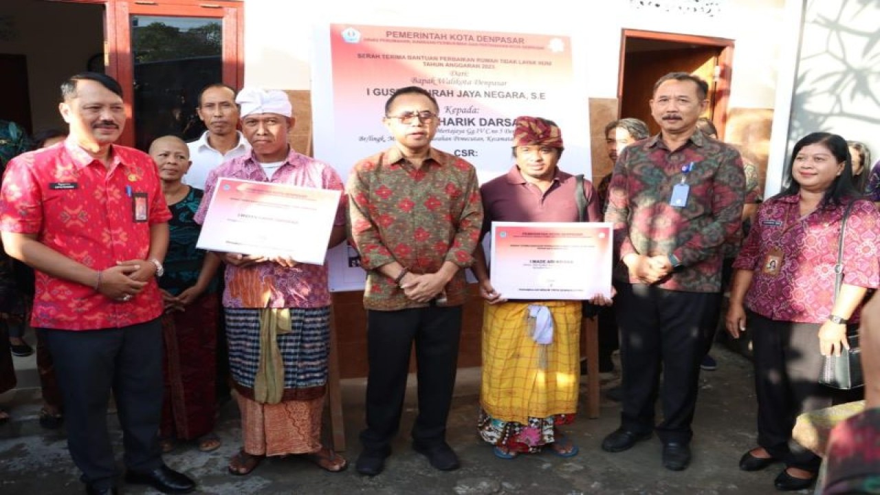 Wali Kota Denpasar IGN Jaya Negara didampingi Kepala Dinas Perumahan, Kawasan Permukiman, dan Pertanahan I Gede Cipta Sudewa dan Direktur Utama Perumda Tirta Sewakadarma IB Gede Arsana secara simbolis menyerahkan bantuan program bedah rumah kepada dua warga di Kota Denpasar. (ANTARA/HO-Pemkot Denpasar)
