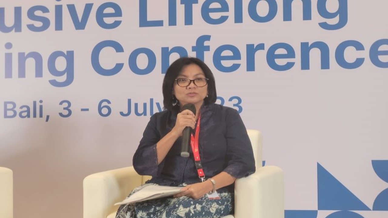 Direktur Eksekutif Manajemen Pelaksana Program Kartu Prakerja Denni Purbasari dalam konferensi pers pada acara Inclusive Lifelong Learning Conference (ILLC) yang diadakan di Badung, Bali, Senin (3/7/2023). (ANTARA/Sean Filo Muhamad)