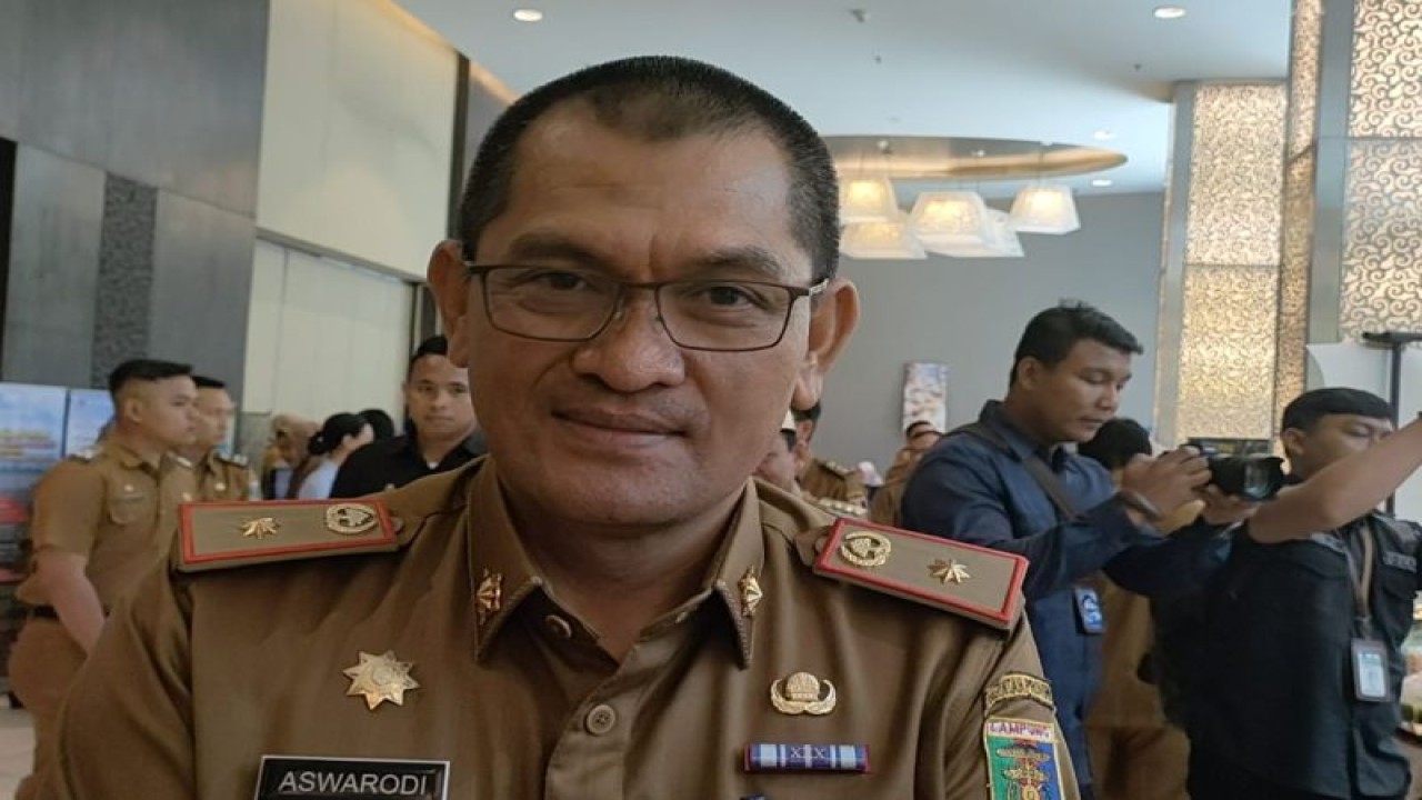 Kepala Dinas Sosial Provinsi Lampung Aswarodi di Bandarlampung, Senin (3/7/2023), menyampaikan keterangan mengenai penanganan dampak banjir di bagian wilayah Kabupaten Tanggamus. (ANTARA/Ruth Intan Sozometa Kanafi)