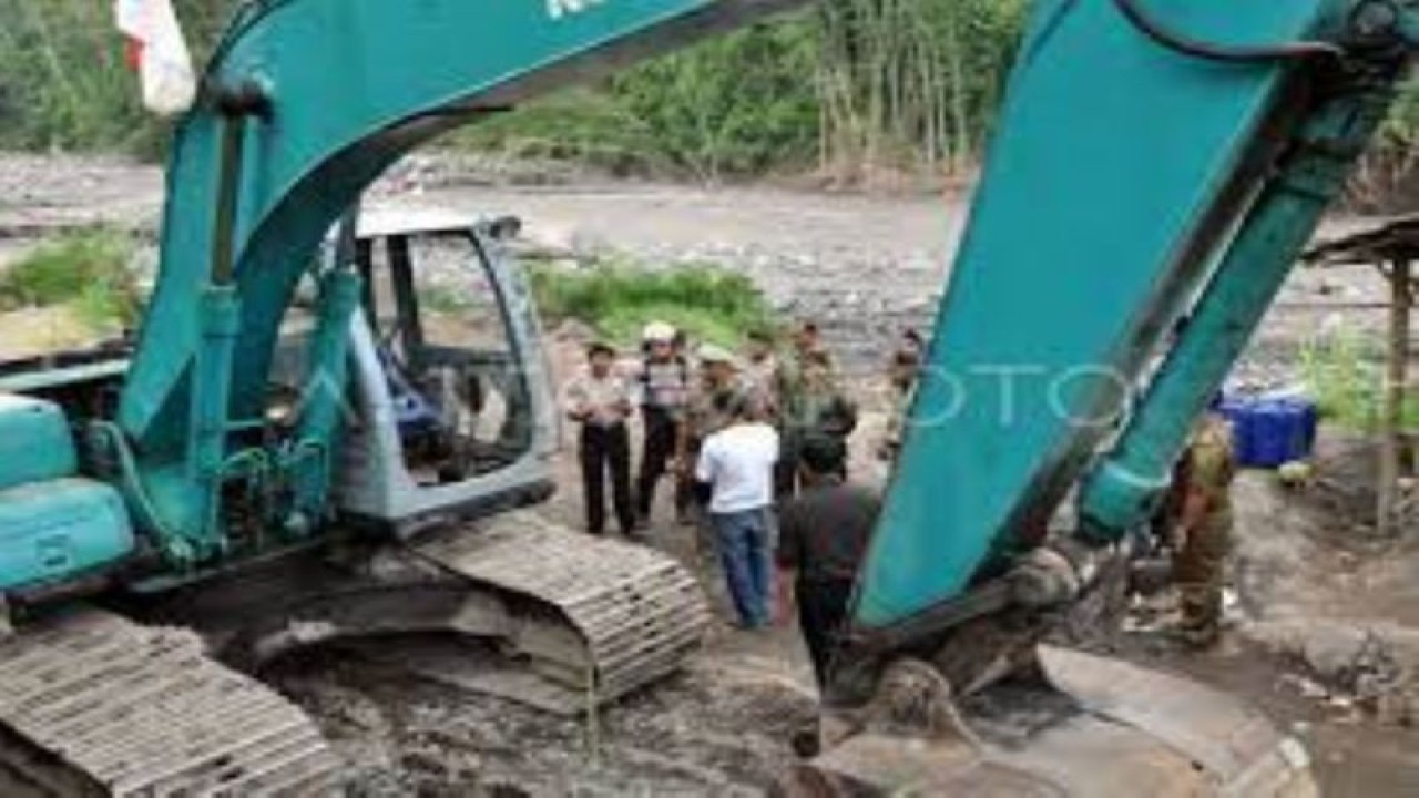Tiga operator dan alat berat ekskavator merek Hitachi, Sumitomo dan Komatsu itu telah diamankan di Kantor Satpolhut DLHK Riau di Jalan Dahlia Pekanbaru. (Antara/HO-Humas DLHK Riau).