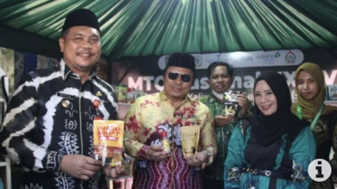 Wali Kota Banjarbaru Aditya Mufti Arifin (kiri) saat memamerkan produk UMKM dari Kabupaten Balangan pada gelaran MTQ Nasional tingkat Provinsi Kalimantan Selatan di Kota Banjarbaru dari tanggal 21-27 Juli 2023. (ANTARA/HO/MC Balangan)